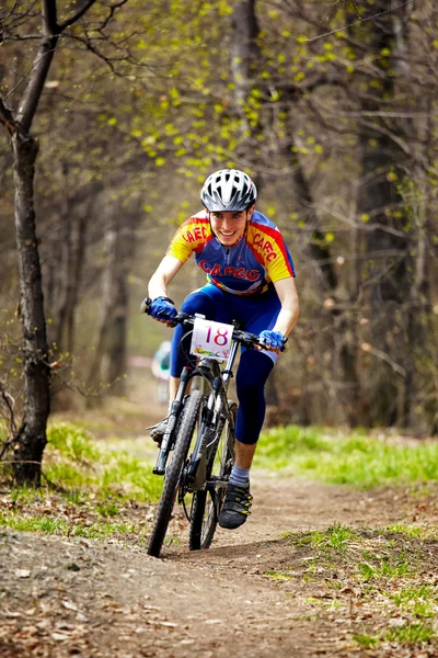 Mountain bike corsa a staffetta di fondo — Foto Stock