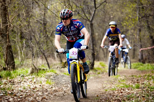 Mountain bike cross-country corrida de revezamento — Fotografia de Stock