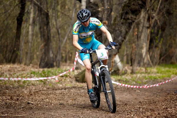 Mountain bike cross-country corrida de revezamento — Fotografia de Stock