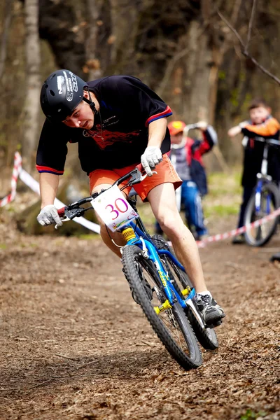 Mountain bike corsa a staffetta di fondo — Foto Stock