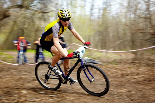 Mountain bike cross-country corrida de revezamento — Fotografia de Stock