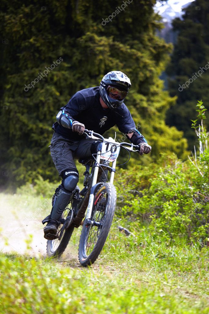 Ciclista de montaña en descenso rce — Foto editorial de stock