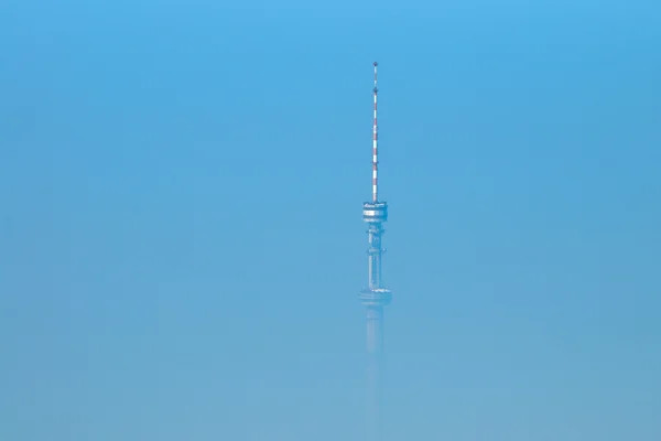 Televizní věž v mlze — Stock fotografie