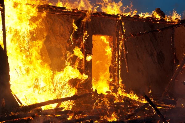 Fogo numa casa abandonada — Fotografia de Stock