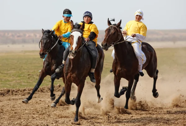 Traditionelles nationales Nomadenreiten — Stockfoto