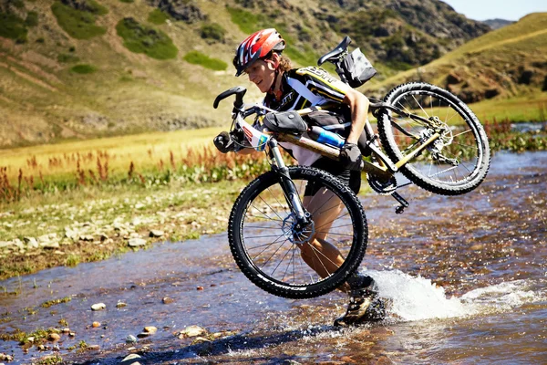 Gara di mountain bike avventura — Foto Stock