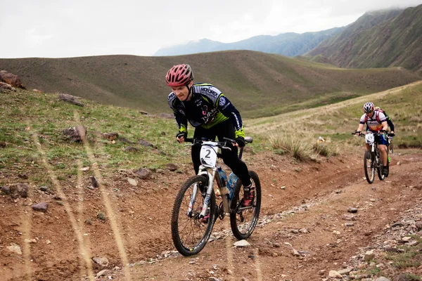 Competição de bicicleta dura em montanhas — Fotografia de Stock