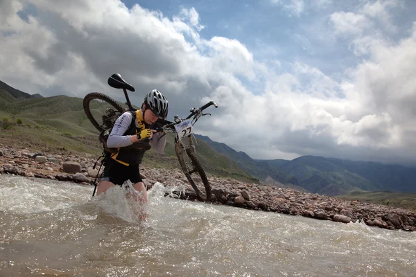 Compétition de vélo dur en montagne — Photo