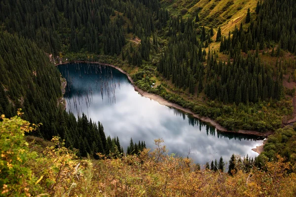 Lago en las montañas — Foto de Stock