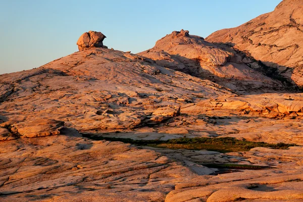 Montanhas do deserto ao pôr do sol — Fotografia de Stock