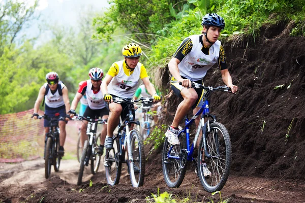 Mountain bike cross-country corrida — Fotografia de Stock