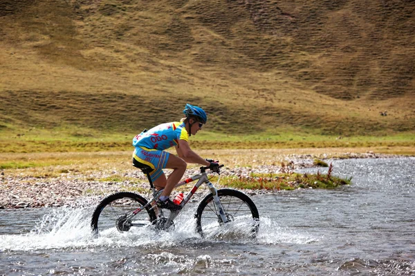 骑单车的移动山区河流的速度 — 图库照片
