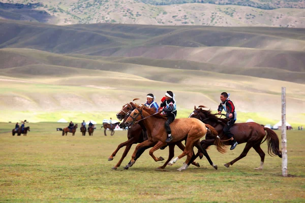 Traditionele nationale nomad Paardrijden — Stockfoto