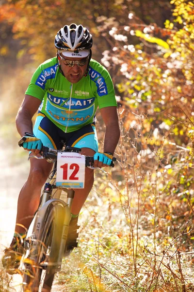 Competição de mountain bike na floresta de outono — Fotografia de Stock