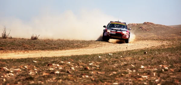 Auto rally in woestijn — Stockfoto