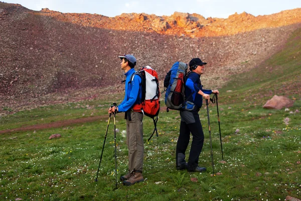 Δύο backpackers στα βουνά — Φωτογραφία Αρχείου