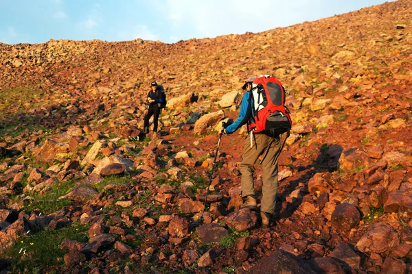 Dağları'nda iki backpackers — Stok fotoğraf