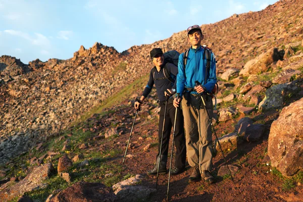在山中的两个背包客 — 图库照片