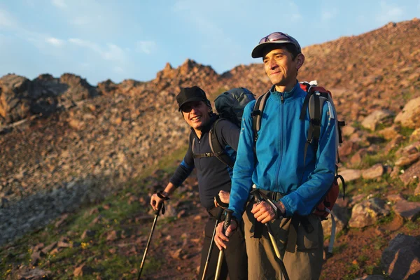 Dağları'nda iki backpackers — Stok fotoğraf