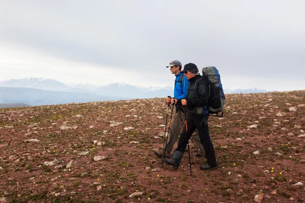 Két backpackers-hegység — Stock Fotó