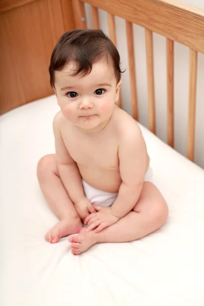 Bebé en su cuna — Foto de Stock