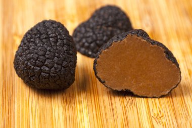 ahşap arka plan üzerinde siyah truffle