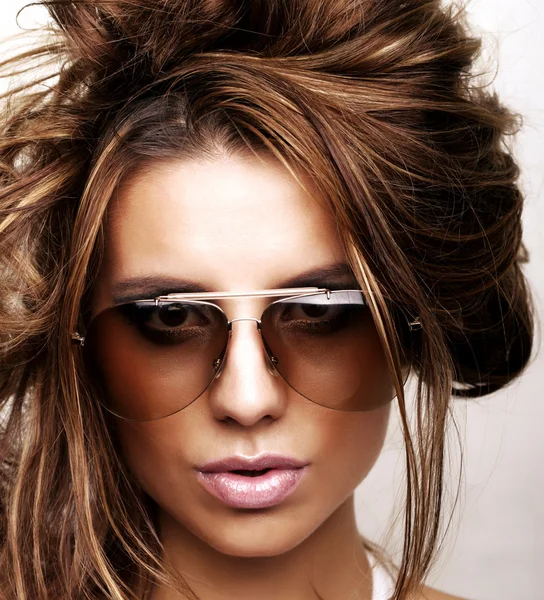 Sexy dziewczyna brunetka jak okulary przeciwsłoneczne — Zdjęcie stockowe