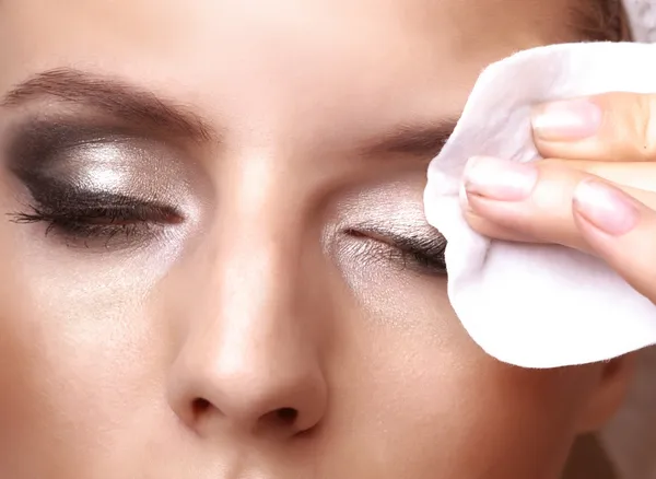 Removing makeup — Stock Photo, Image