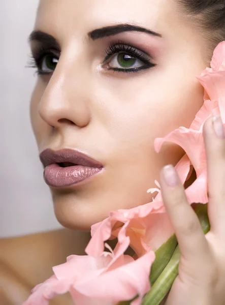 Belleza mujer usando maquillaje —  Fotos de Stock