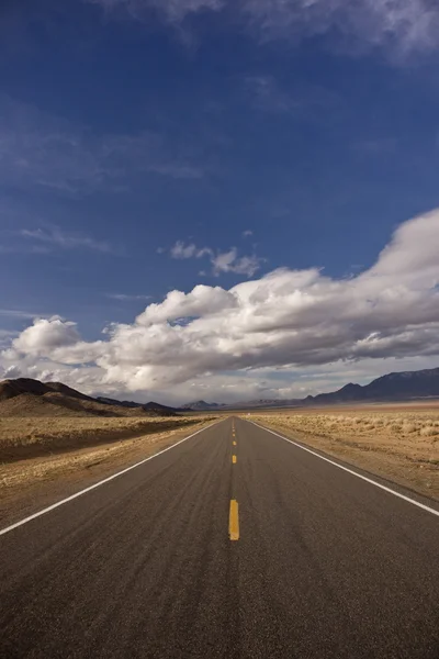 Desert highway och våren himmel — Stockfoto