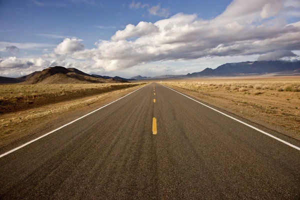 Desert highway och våren himmel — Stockfoto
