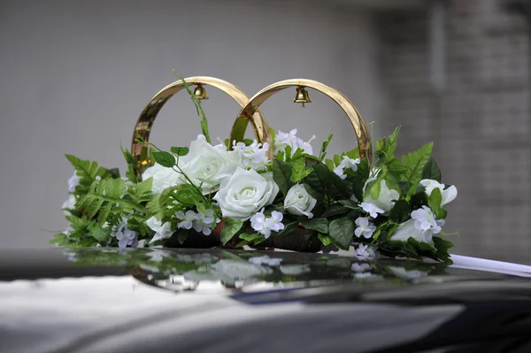 stock image Wedding rings on the car