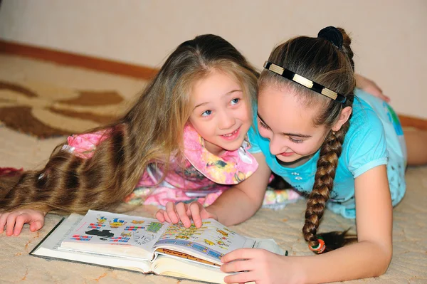 Dwie dziewczyny czytają książkę. — Zdjęcie stockowe