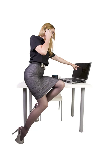 机の上に座っているセクシーな女性 — ストック写真