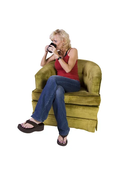 Kobieta siedzi na krześle, picia kawy — Zdjęcie stockowe