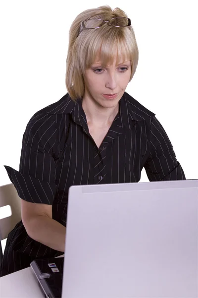Бизнесмен, работающая над ноутбуком в офисе — стоковое фото