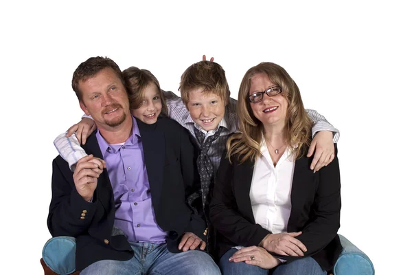 Leuke familie die zich voordeed op witte achtergrond — Stockfoto