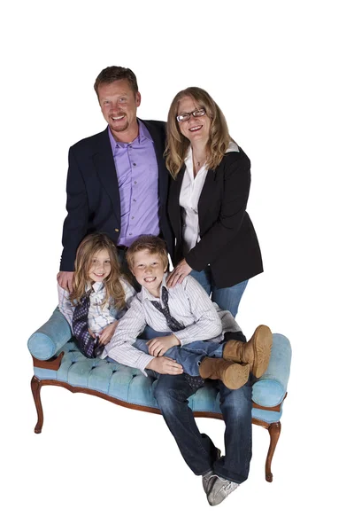 白い背景の上ポーズかわいい家族 — ストック写真