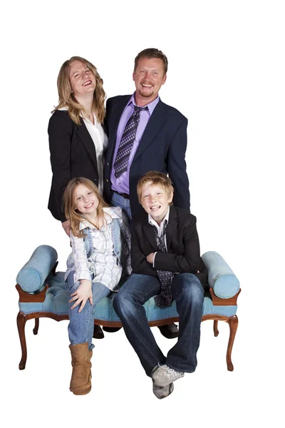 Sevimli aile beyaz zemin üzerine poz — Stok fotoğraf