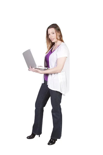 Vakker pike som holder en laptop – stockfoto