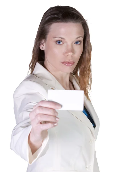 Empresária segurando um cartão de visita em branco — Fotografia de Stock