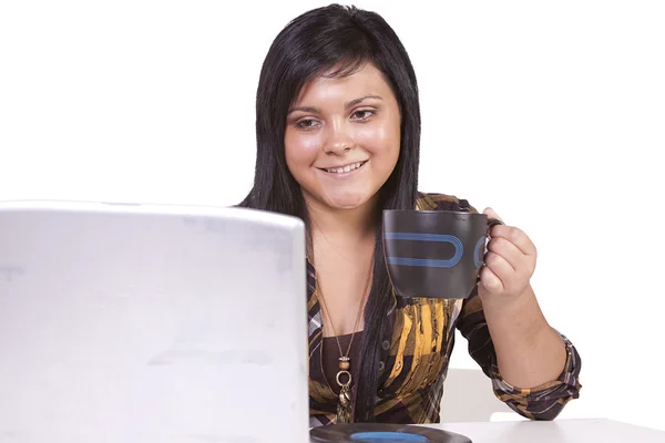 Gyönyörű nő dolgozik rajta laptop — Stock Fotó