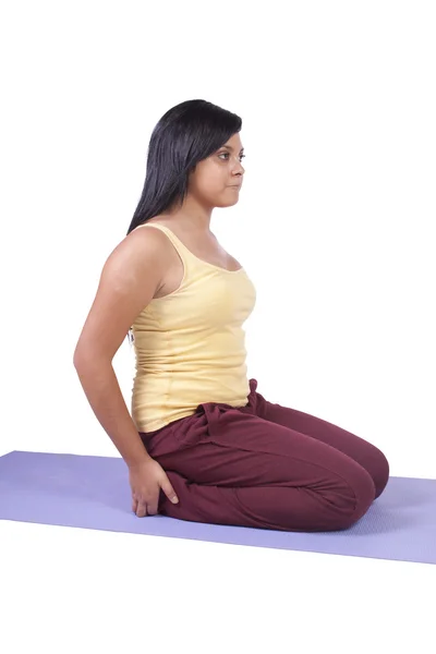 Kobieta w pozycji do jogi — Zdjęcie stockowe