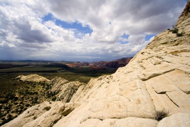 içinde kumtaşı kar kanyon - utah için aşağı bakıyor