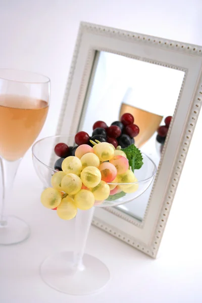 Geïsoleerde druiven in een glas — Stockfoto