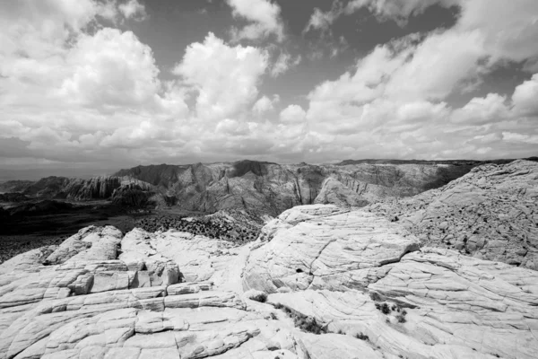 雪の峡谷に砂岩の下へ見ています。 — ストック写真