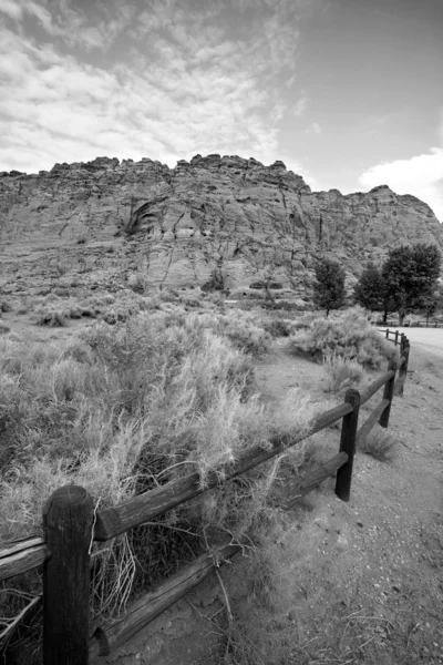 远足路径在雪峡谷与钢轨的图像-犹他州 — 图库照片