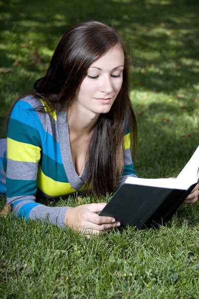 Zamknąć na kobietę czytającą książkę — Zdjęcie stockowe