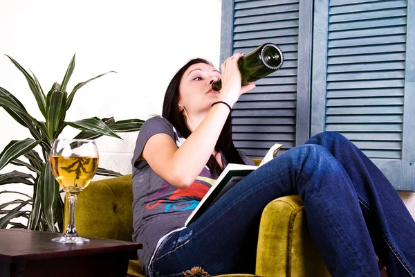 Söt tjej dricka medan du läser en bok — Stockfoto