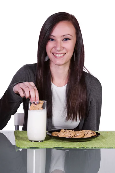 Bella adolescente ragazza mangiare biscotti — Foto Stock
